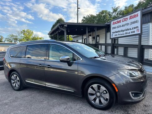 Used 2018 Chrysler Pacifica Limited w/ Advanced Safetytec Group FWD image 1