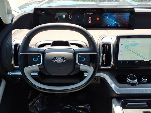 Used 2025 Ford Expedition Platinum w/ Driver's Package AWD/4WD image 17