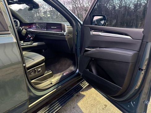 Used 2025 Cadillac Escalade Sport AWD/4WD image 32