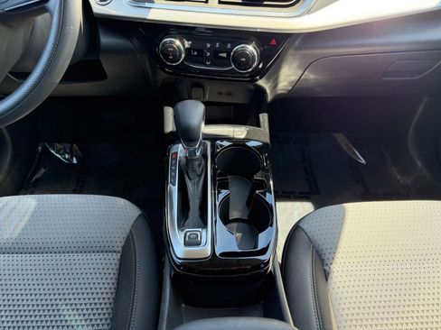 Used 2025 Chevrolet Trax LT image 40