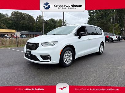 Used 2025 Chrysler Pacifica Select