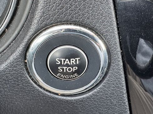 Used 2018 Nissan Rogue SV image 16