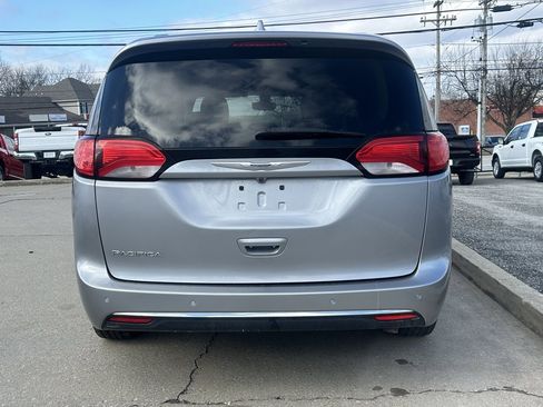 Used 2017 Chrysler Pacifica Touring-L image 7