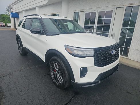 Used 2025 Ford Explorer ST-Line w/ Premium Package AWD/4WD image 2