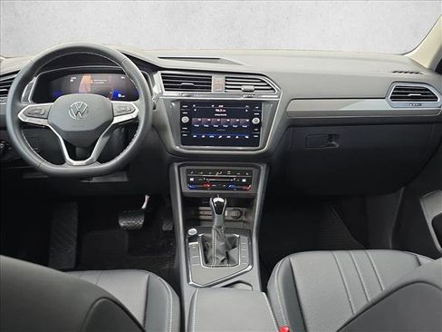 Used 2024 Volkswagen Tiguan SE w/ Panoramic Sunroof Package image 18