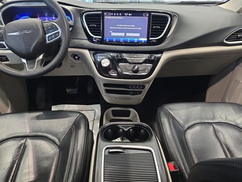 Used 2022 Chrysler Pacifica Touring-L FWD image 17