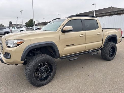 Used 2017 Toyota Tacoma TRD Off-Road image 14