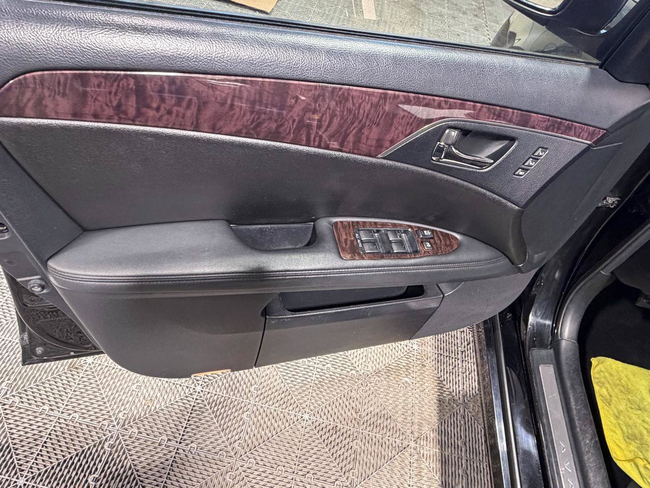 Used 2011 Toyota Avalon Limited FWD image 25