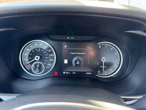 Used 2024 Genesis G70 2.5T image 20