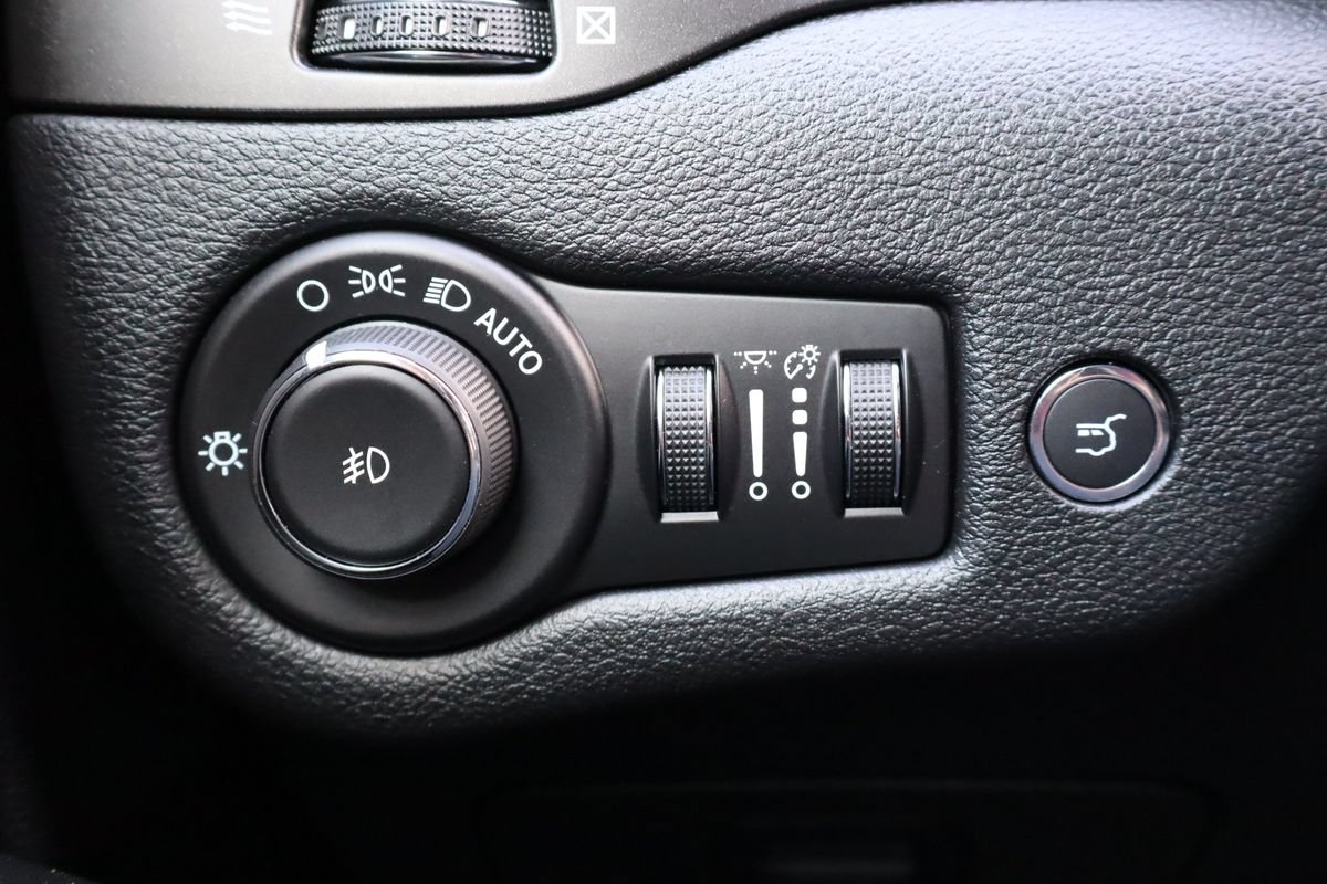 Used 2019 Jeep Cherokee Trailhawk w/ Comfort/Convenience Group AWD/4WD image 28