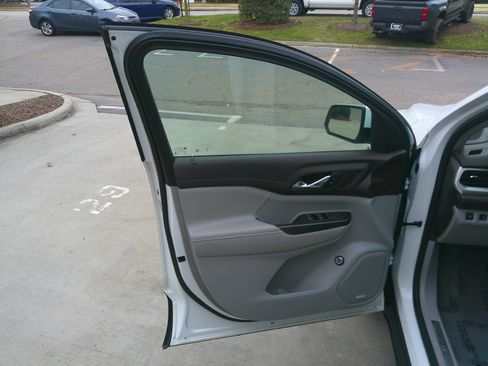 Used 2021 GMC Acadia SLT w/ Technology Package image 17