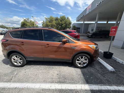 Used 2017 Ford Escape SE w/ Equipment Group 201A FWD image 4