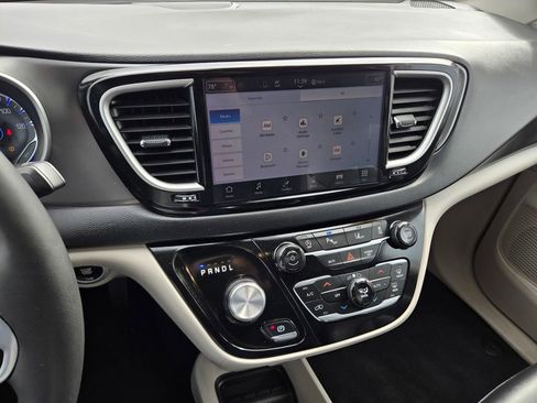 Used 2024 Chrysler Pacifica Touring-L image 10