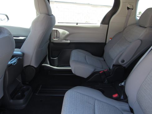 Used 2023 Toyota Sienna LE FWD image 13