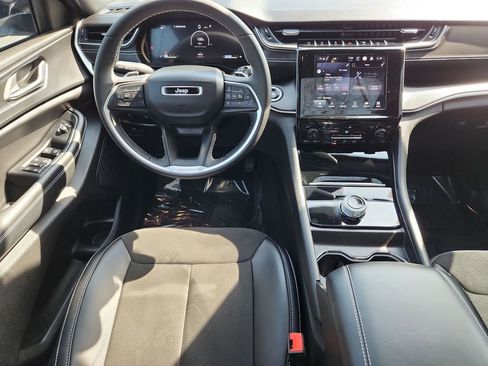 Used 2024 Jeep Grand Cherokee Altitude image 4