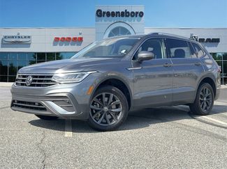 Used 2023 Volkswagen Tiguan SE image 1