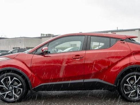 Used 2022 Toyota C-HR XLE FWD image 9