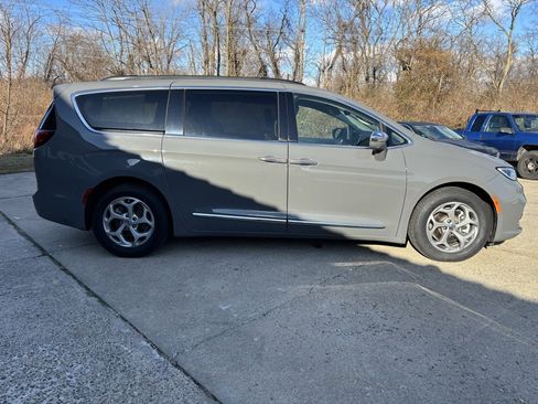 Used 2022 Chrysler Pacifica Limited image 8