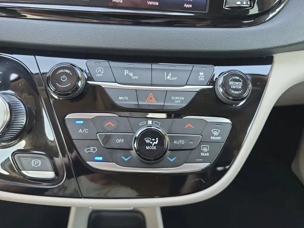 Used 2023 Chrysler Pacifica Touring-L FWD image 29