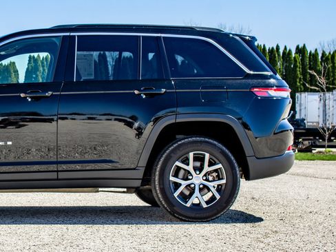 Used 2024 Jeep Grand Cherokee Limited AWD/4WD image 39