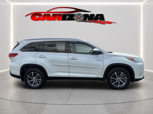 Used 2019 Toyota Highlander XLE AWD/4WD image 4