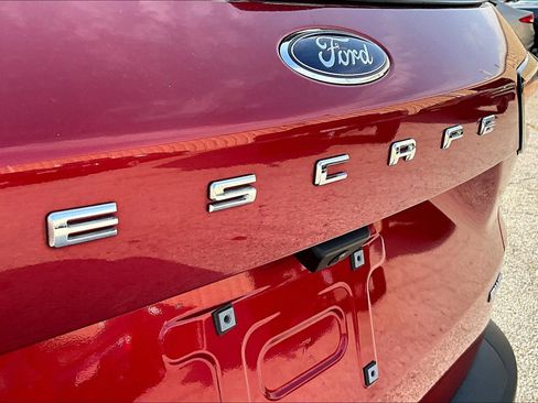 Used 2022 Ford Escape SE w/ SE Sport Appearance Package image 32