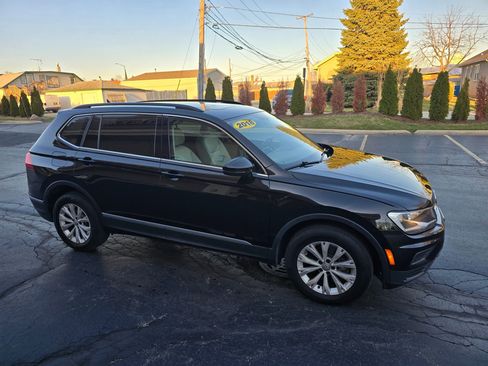 Used 2018 Volkswagen Tiguan SE w/ Panoramic Sunroof Package image 11