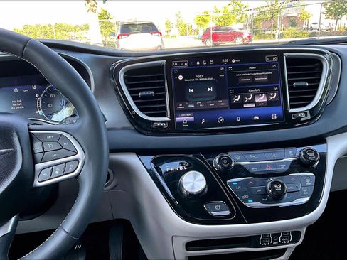 Used 2023 Chrysler Pacifica Touring-L FWD image 7