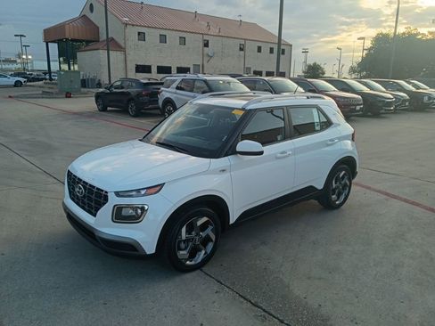 Used 2025 Hyundai Venue SEL FWD image 1