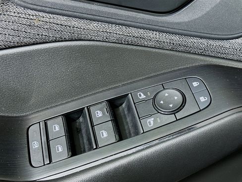 Used 2023 Nissan Rogue S image 15