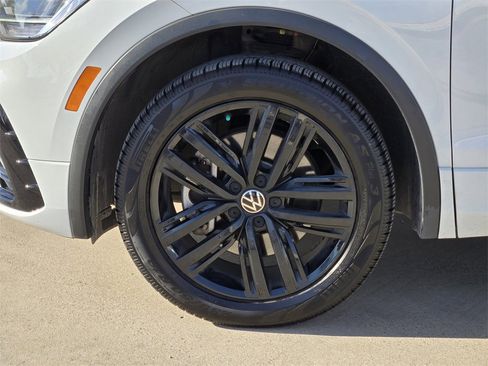 Used 2022 Volkswagen Tiguan SE R-Line image 17