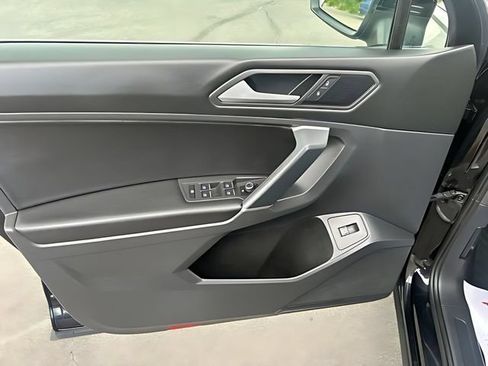 Used 2020 Volkswagen Tiguan SEL AWD/4WD image 23