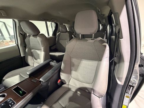 Used 2023 Toyota Sienna LE FWD image 19