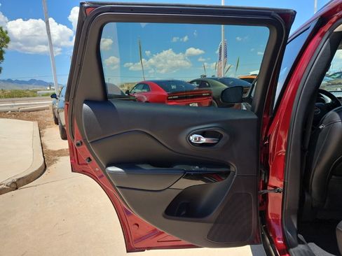 Used 2021 Jeep Cherokee Latitude Plus FWD image 12