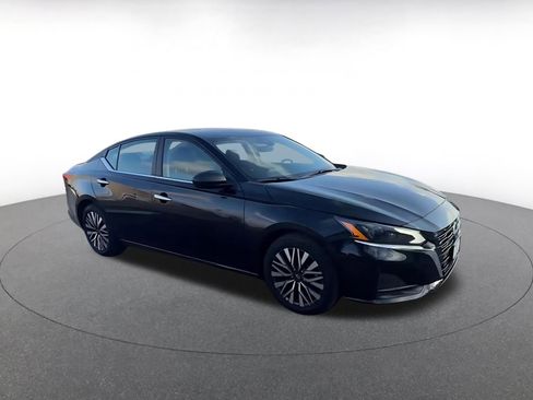 Used 2025 Nissan Altima 2.5 SV image 2