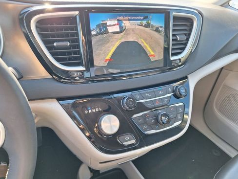 Used 2023 Chrysler Pacifica Touring-L image 15