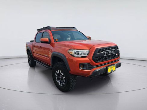 Used 2017 Toyota Tacoma TRD Sport AWD/4WD image 7