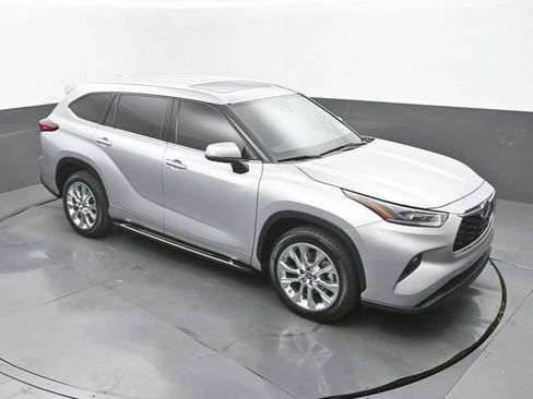Used 2021 Toyota Highlander Limited FWD image 27