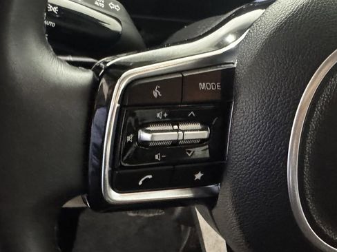 Used 2025 Kia Carnival FWD image 5