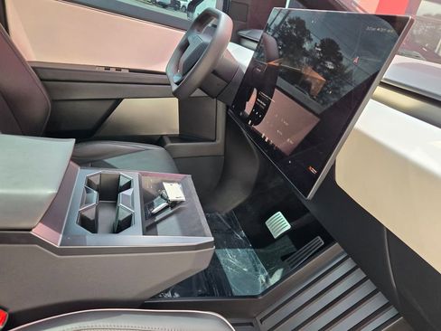 Used 2024 Tesla Cybertruck AWD Crew Cab image 29