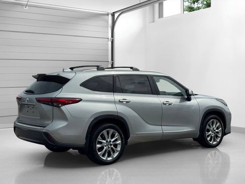 Used 2023 Toyota Highlander Limited AWD/4WD image 4