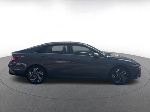 Used 2025 Hyundai Elantra Limited image 16