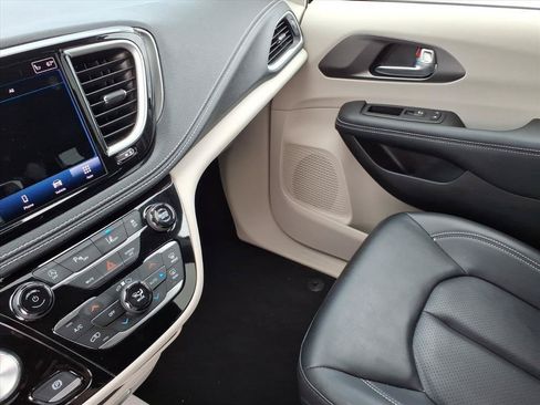 Used 2023 Chrysler Pacifica Touring-L FWD image 23