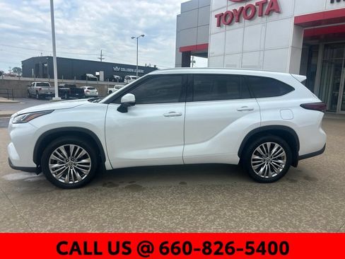 Certified 2024 Toyota Highlander Platinum AWD/4WD image 19