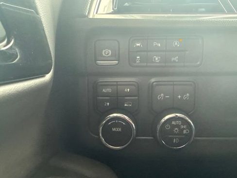 Used 2025 Chevrolet Suburban Premier AWD/4WD image 17