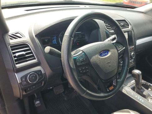 Used 2017 Ford Explorer XLT w/ Equipment Group 202A AWD/4WD image 11