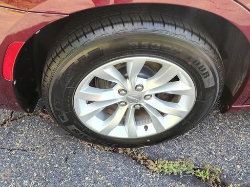 Used 2018 Chrysler 300 Touring RWD image 13