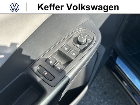 New 2026 Volkswagen Taos SE FWD image 15