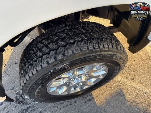 Used 2024 RAM 2500 Laramie AWD/4WD image 9