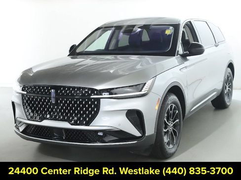Used 2025 Lincoln Nautilus Premier AWD/4WD image 4
